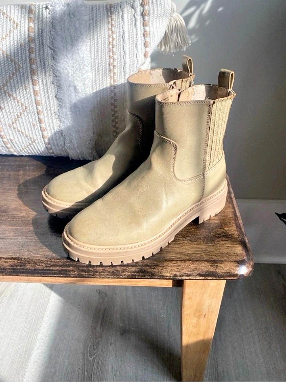 Time and Tru Women's Lug Chelsea Boots Beige US 9